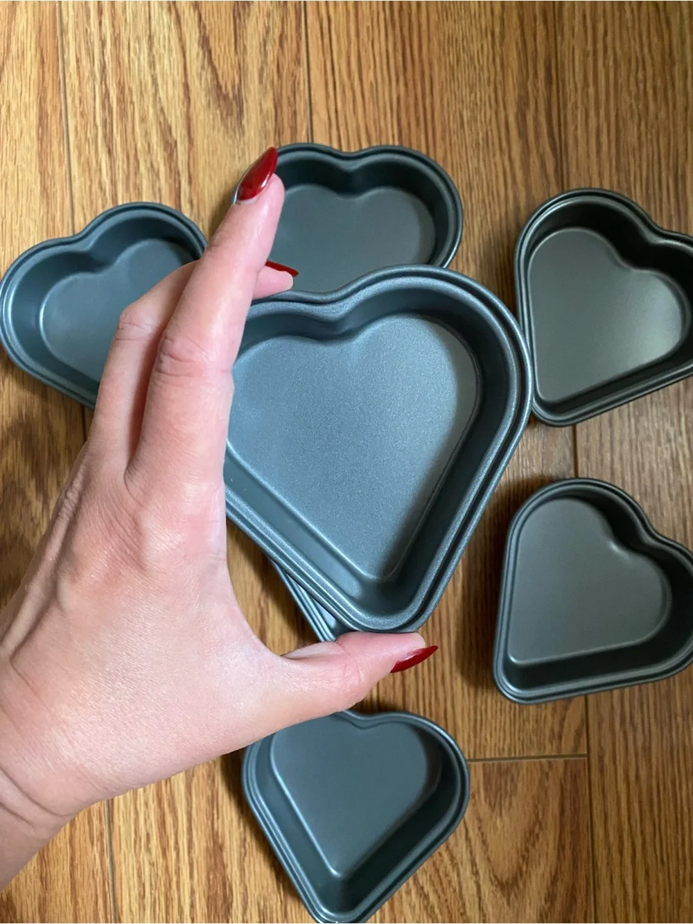 SET OF 7 NON-STICK HEART SHAPED MINI BAKING PANS
